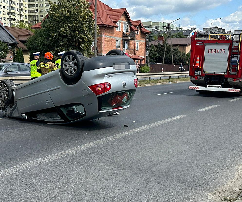 Dachowanie w Markach. Dwie osoby ranne, w tym dziecko