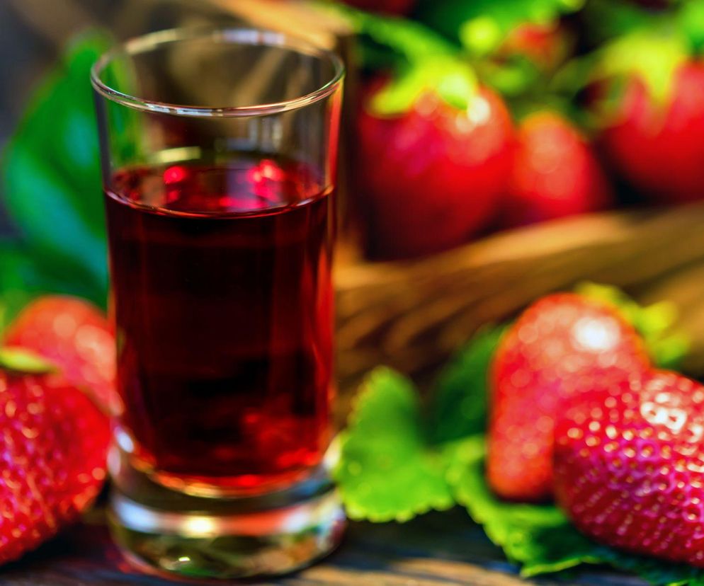 Nalewka z truskawek – sprawdzony przepis na domową nalewkę truskawkową