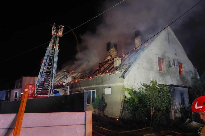 Tragedia w Jaworznie. Gigantyczny pożar domu jednorodzinnego. Zginęły dwie osoby