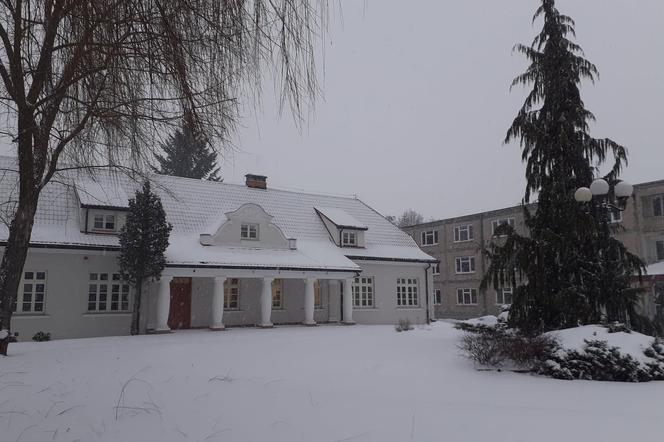 Dziś - budynek siedleckiego oddziału MODR-u. Przed wiekiem - budynek znanej w Polsce Szkoły Rolniczej