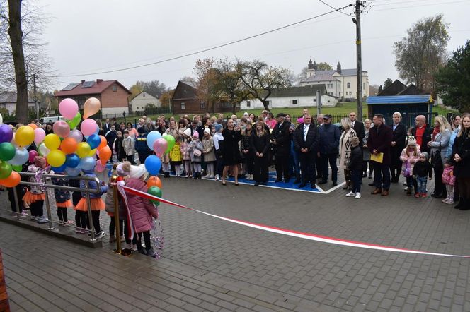 Zespół Szkolno-Przedszkolny w Hołubli oficjalnie wzbogacił się o nową i bardzo nowoczesną część budynku w środę 30 października 2024 roku.