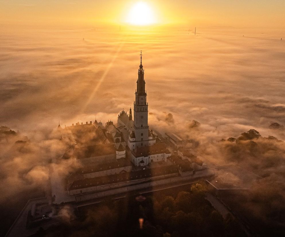 Jasna Góra jak samotny okręt we mgle. Wyjątkowe zdjęcia