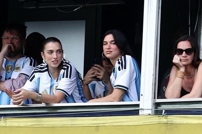 Krzysztof Stanowski i Dua Lipa na meczu Coca - River