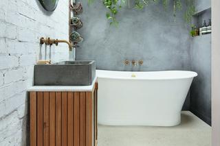 Łazienka w szarości i drewnie – blisko natury