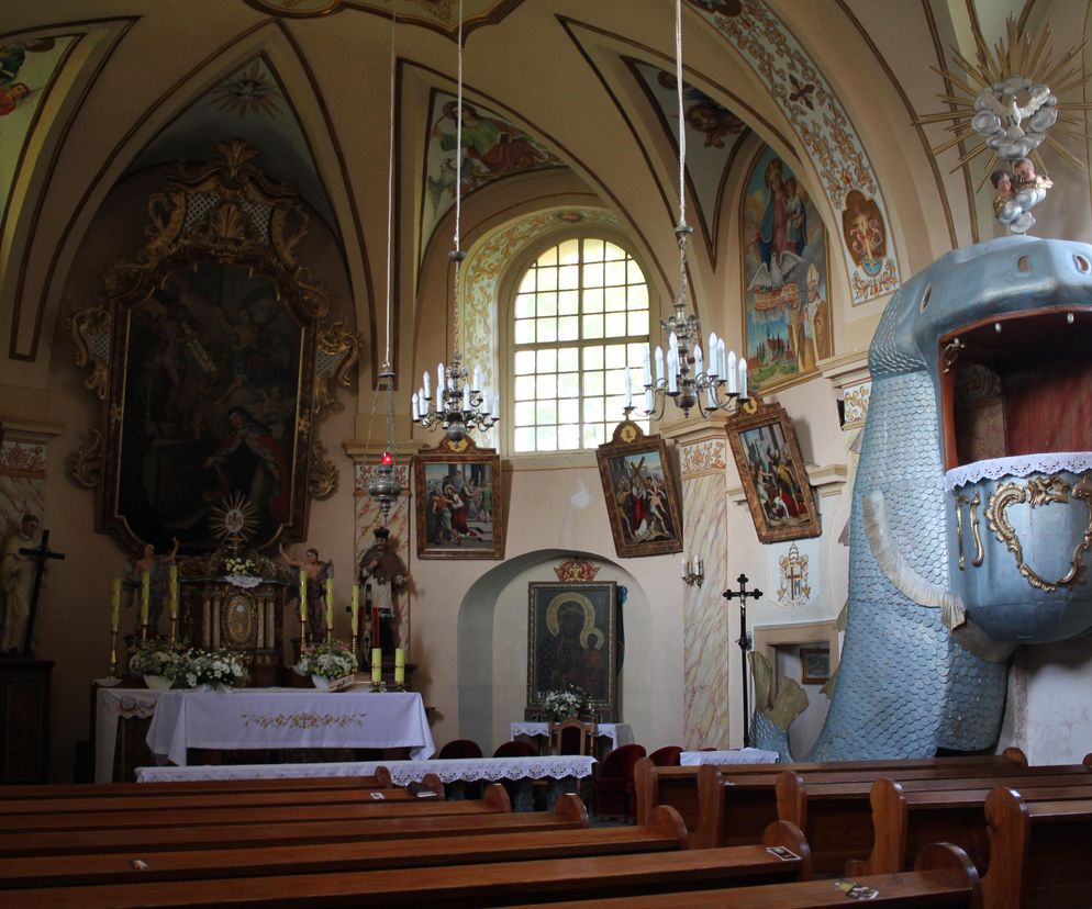 Ambona w kształcie wieloryba. Tu ksiądz wygłasza kazanie z głowy wielkiej ryby. Jest tylko kilka takich w Polsce