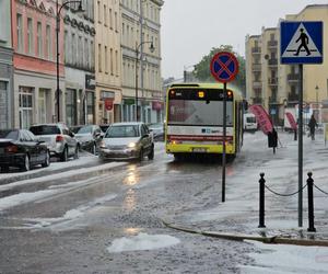 Nawałnica nad Gnieznem. Miasto zalały strumienie wody po ulewie i gradobiciu [ZDJĘCIA].