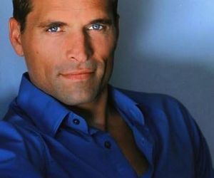 Były gwiazdor, obecnie nauczyciel, z zarzutami wykorzystania swojej uczennicy