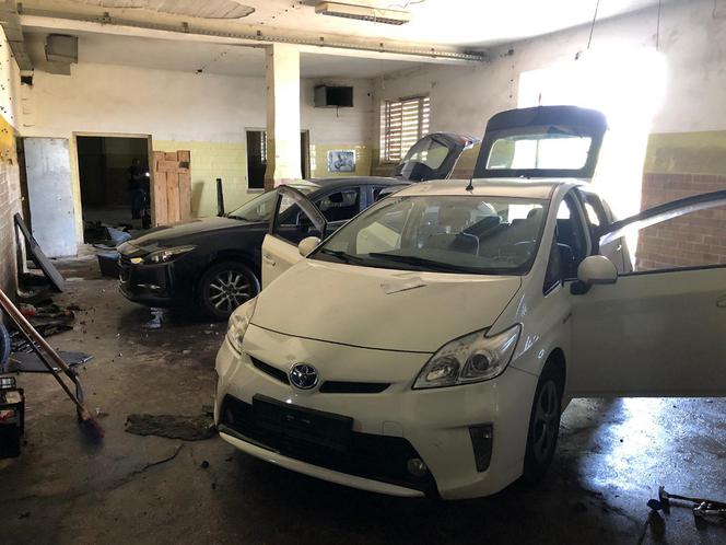 Zlikwidowano dwie "dziuple" pod Warszawą, odzyskano mazdę i trzy toyoty