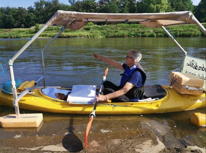 Pan Stanisław wyruszył na podróż kajakiem do Szczecina. 75-latek przepłynie 420 km dla Piotrka Kozyry!