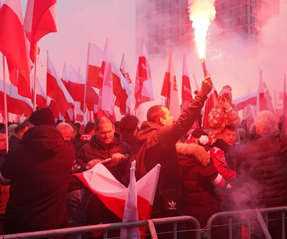 Marsz Niepodległości. Race, dym i tłumy! Centrum jak w ogniu