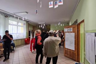 Tłumy w lokalach wyborczych w Krakowie. Potrzebne były dodatkowe karty do głosowania oraz urna 