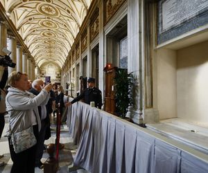 Wierni odwiedzają grób papieża Franciszka