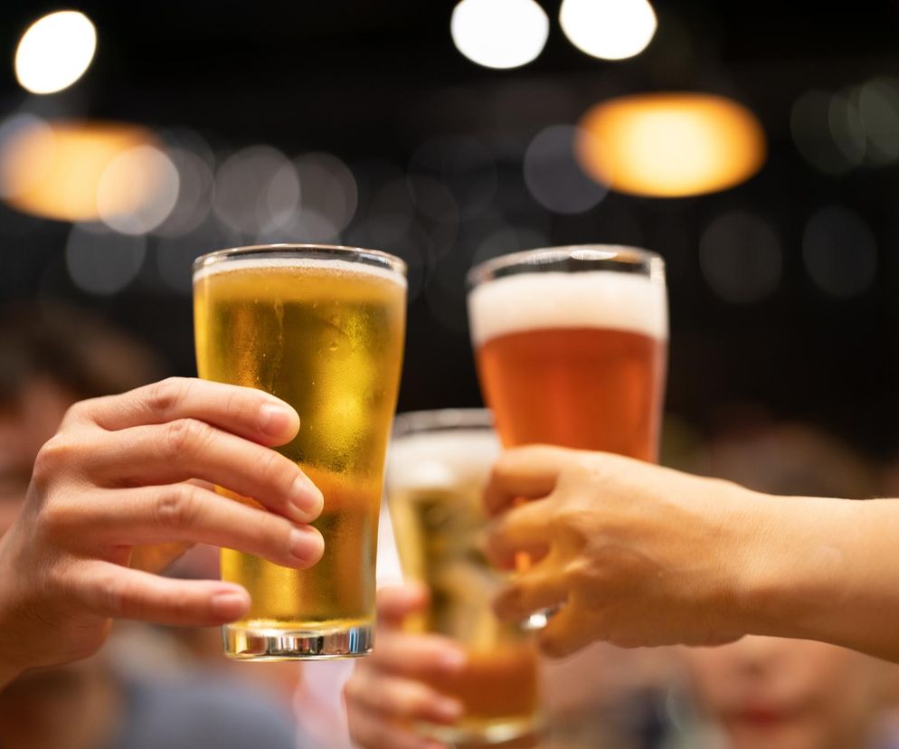 Czy można wypić przeterminowane piwo? Odpowiedź może niektórych zaskoczyć