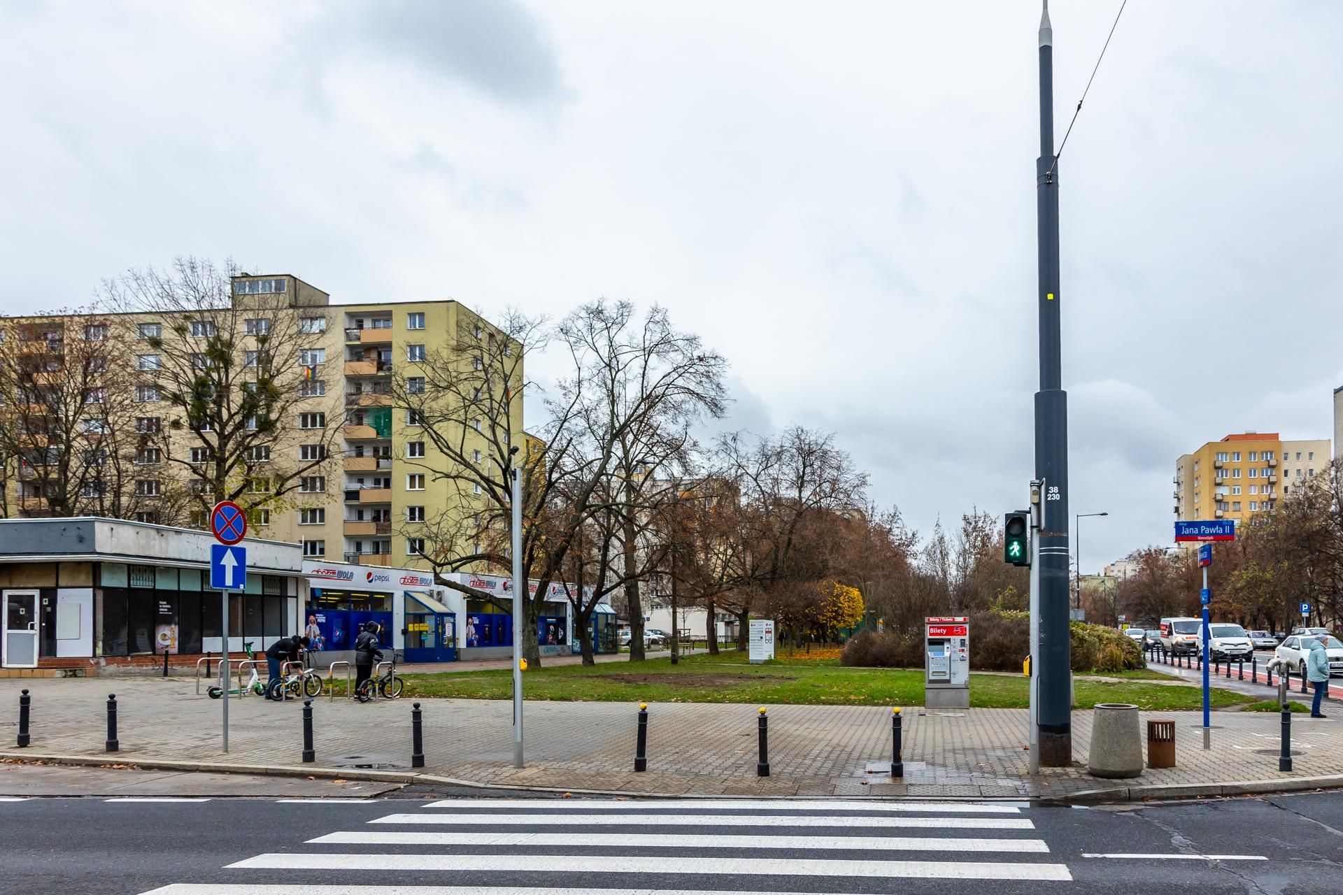Miejsce po zdemontowanym stelażu reklamowym na rogu ul. Anielewicza i al. Jana Pawła II w Warszawie