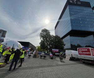 Rolnicy wjechali z gnojem na Europejski Kongres Gospodarczy w Katowicach. Protest przeciwko Zielonemu Ładowi