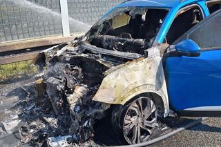 Groźny pożar na autostradzie A1. Auto, którym podróżowały 4 osoby, doszczętnie spłonęło