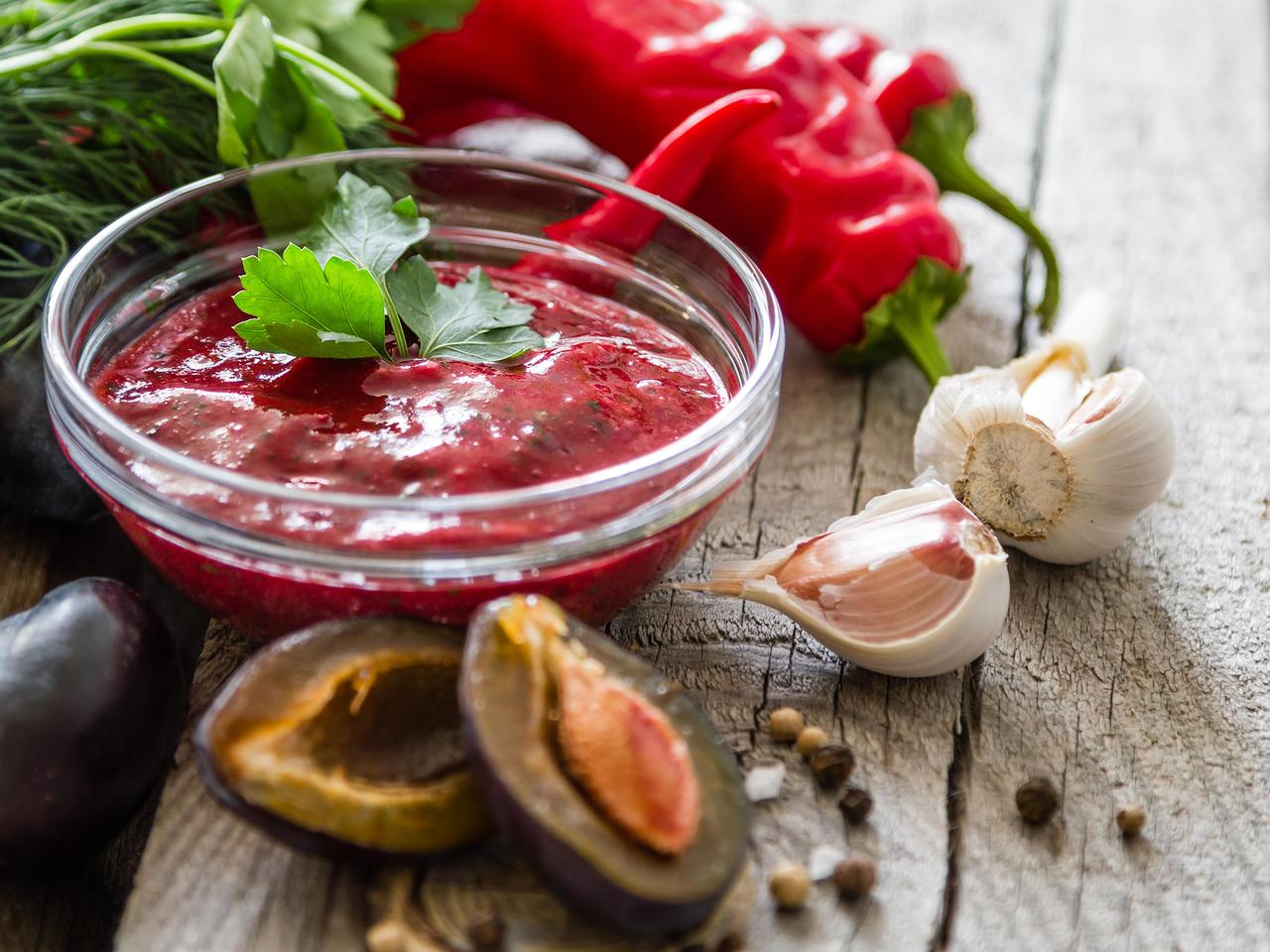 Sos śliwkowy na ostro - jak przygotować, jakie przyprawy dodać