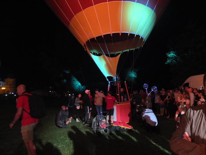 W dzień latały, nocą ziały ogniem. Nocny pokaz balonów w Nałęczowie 