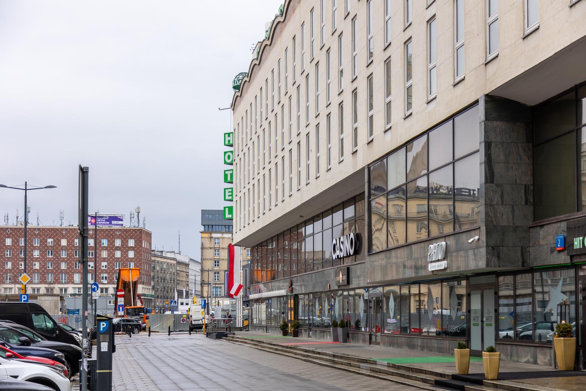 Mozaiki Rechowiczów w warszawskim Domu Chłopa - zobacz zdjęcia. Dziś mieści się tu Hotel Gromada