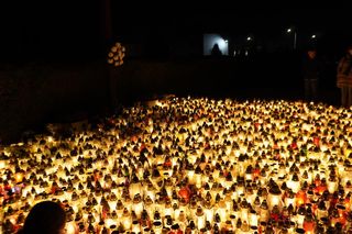 Cmentarz Komunalny w Żorach mieni się nocą. Tysiące kolorowych światełek na Wszystkich Świętych. Zobacz zdjęcia z lotu ptaka