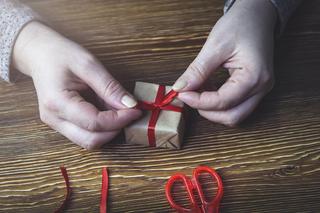 Jak zapakować prezent na święta Bożego Narodzenia? To proste i skuteczne sposoby! 