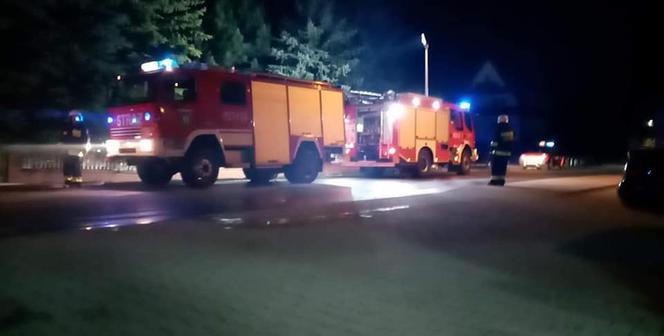 Nocny pożar na Sądecczyźnie. Strażacy dwa razy gasili płonący budynek