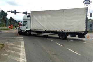 Kraksa na drodze krajowej. Kobieta w szpitalu po zderzeniu z ciężarówką