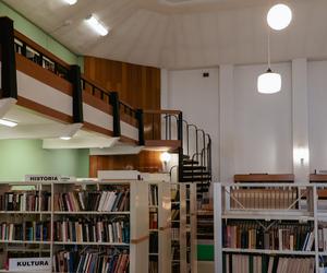 Biblioteka Uniwersytetu Opolskiego - zdjęcia. Zobacz zachowane wnętrza z lat 70.