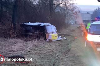  Kolejny wypadek i utrudnienia w Racławicach. Bus ponownie wypadł z drogi