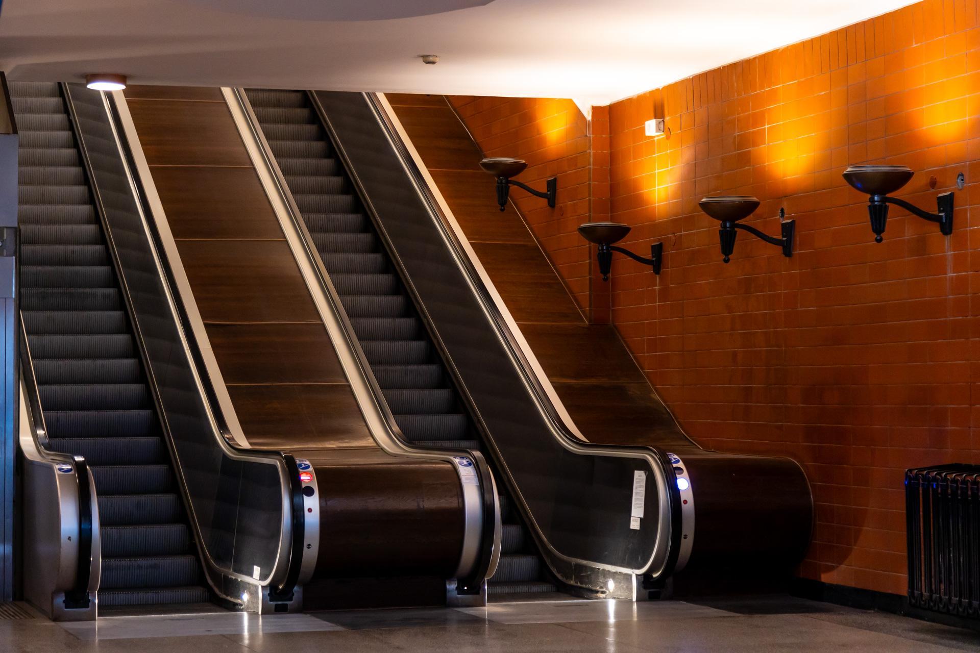 Ruchome schody Trasy W-Z i radziecka tablica sterująca - zobacz zdjęcia wyjątkowego miejsca