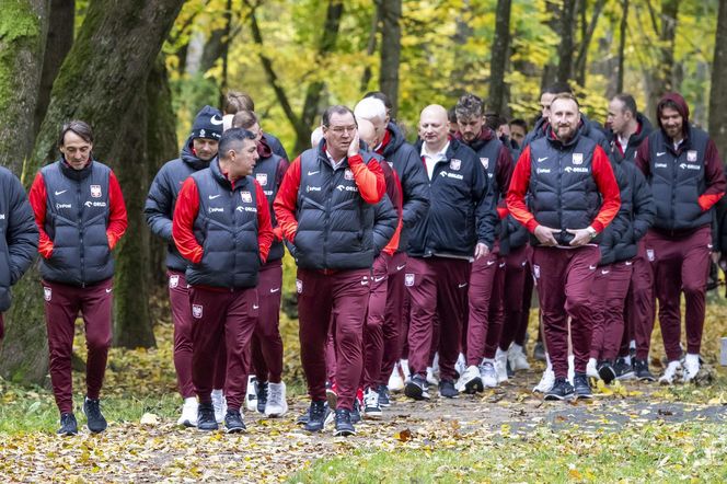 Reprezentacja zmokła na spacerze. Lewandowski się krył przed deszczem