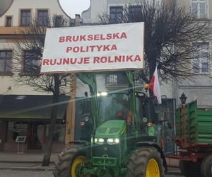 Rolnicy z traktorami na rynku w Lesznie. Tłumaczą mieszkańcom powody swoich protestów