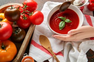 Zrób pomidorówkę ze świeżych pomidorów. Dodaj jeden składnik, który sprawi, że zupa będzie smakowała, jak lato zamknięte w garnku
