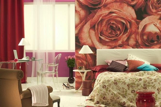 Romantyczna sypialnia. Fototapeta w róże