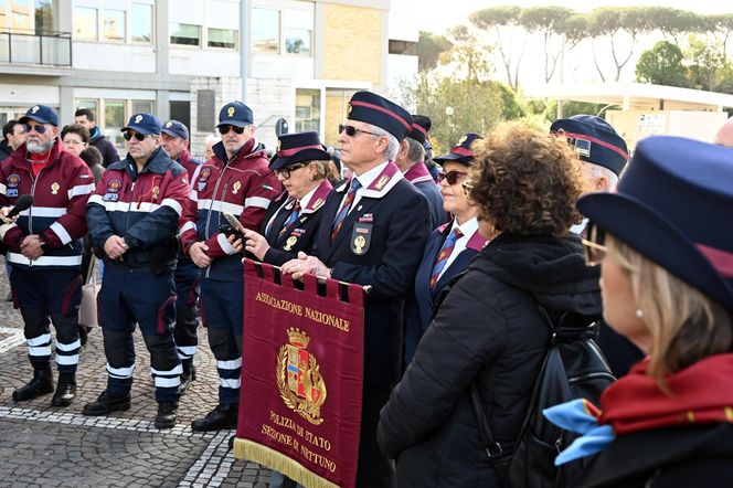 Wierni modlą się o zdrowie Franciszka przed pomnikiem Jana Pawła II. Składają kartki z życzeniami i wiązanki z białych róż