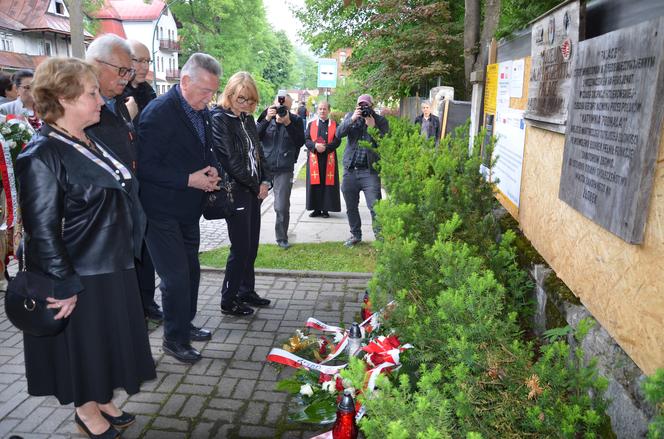 Zakopane. Kwiaty i znicze przy Palace w 82. rocznicę pierwszego transportu do KL Auschwitz 