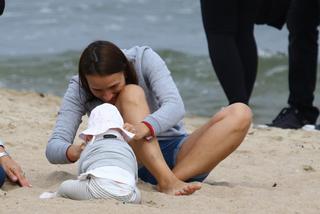 Anna Starmach z dzieckiem na plaży