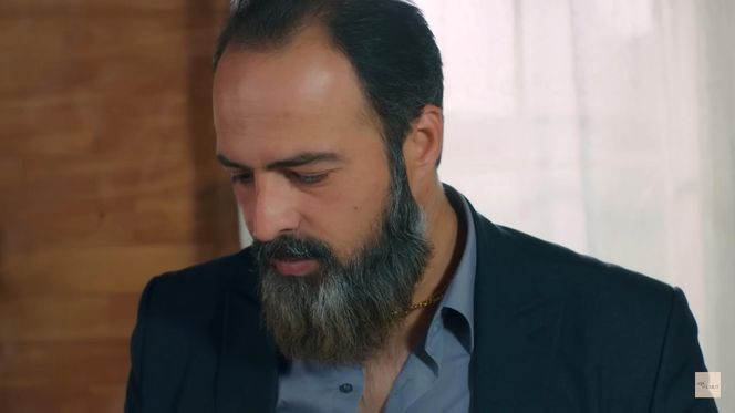 Melis przekaże mu skradzioną biżuterię matki