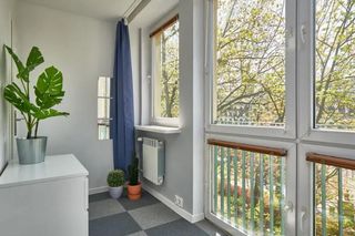 Tego jeszcze nie było! „Świetnie doświetlony” pokój na balkonie w centrum Warszawy. Cena zwala z nóg