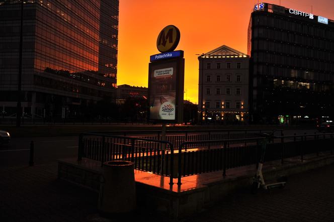 Zjawiskowy zachód słońca w Warszawie