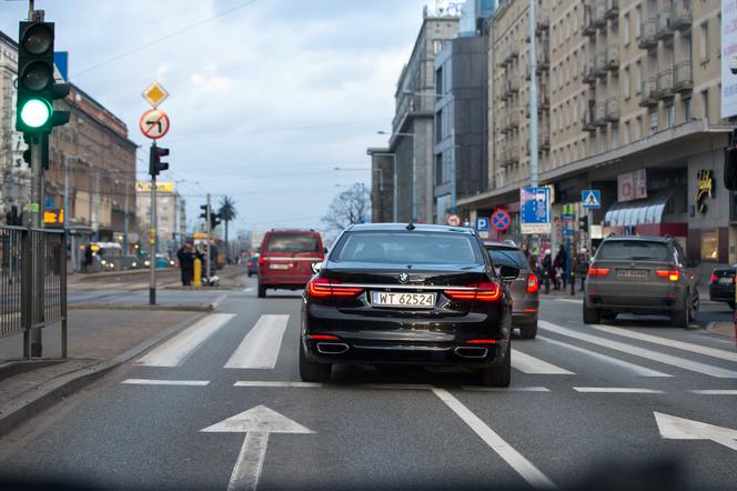 Limuzyna Kuchcińskiego łamie przepisy