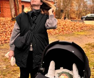 Co za przemiana! Daniel Martyniuk z żoną i dzieckiem na spacerze