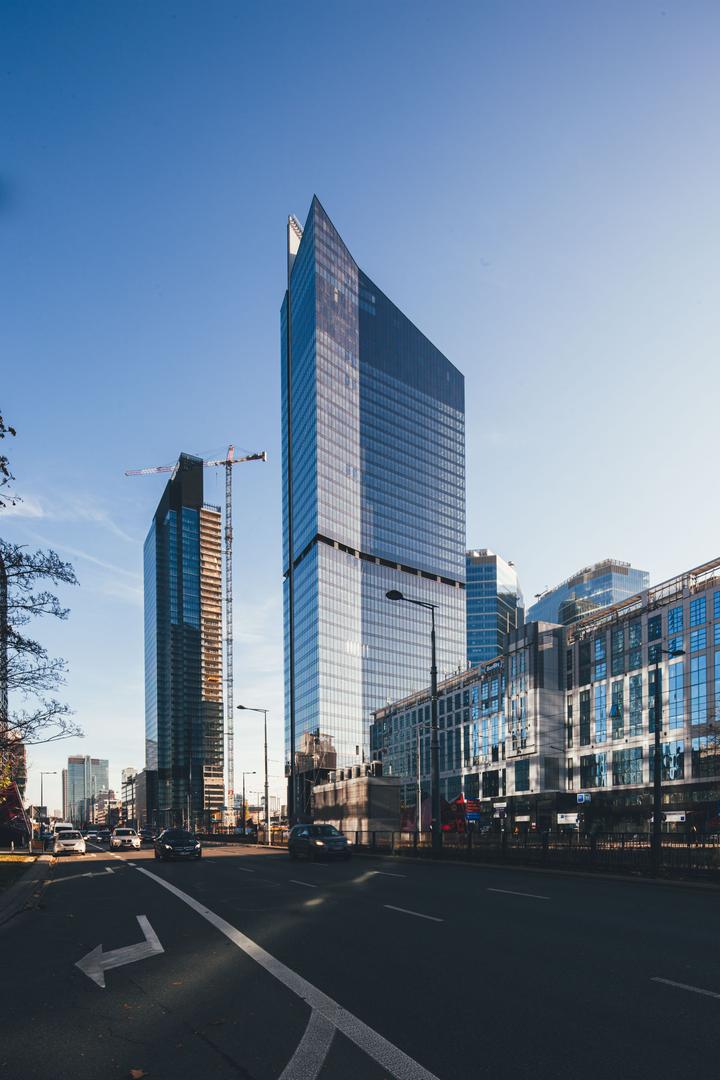 Skyliner w Warszawie: po wieżowcu oprowadza Michał Sadowski