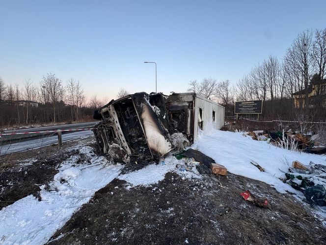 Pożar ciągnika z naczepą na DK 79 w Jaworznie. Kierujący trafił do szpitala