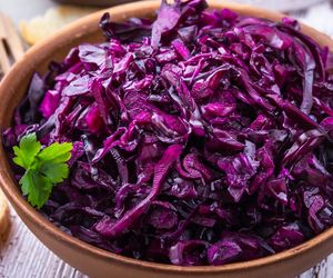 Babcina surówka z czerwonej kapusty parzonej – prosta, zdrowa i ponadczasowa