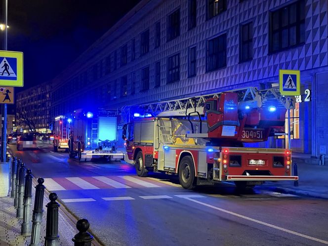 Pożar kamienicy w centrum Warszawy. Ranna kobieta. Dolała to do eko kominka