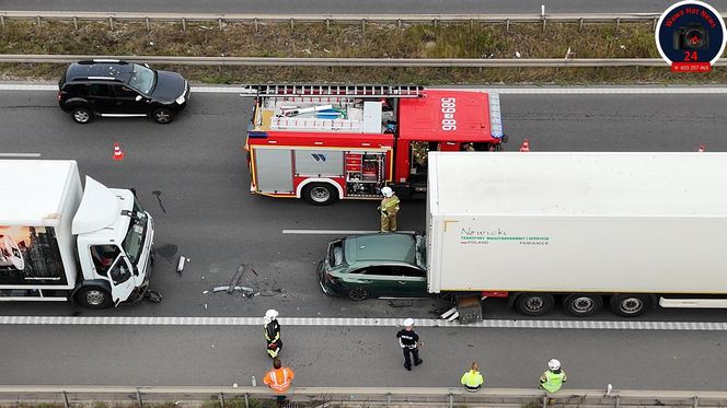 Osobówka wbiła się między dwa tiry. Dramatyczny wypadek na S8