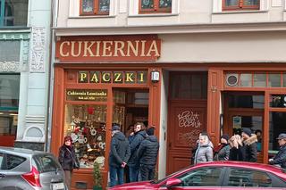 Tłusty czwartek we Wrocławiu. Mieszkańcu rzucili się na pączki! Ogromne kolejki [ZDJĘCIA]