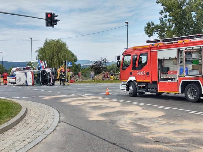 Wypadek w Nowy Sączu. Matka z dzieckiem jechała karetką do szpitala. Ambulans zderzył się z osobówką