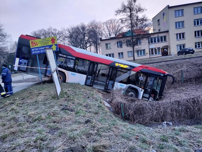 Wypadek autobusu w Czechowicach-Dziedzicach [ZDJĘCIA]